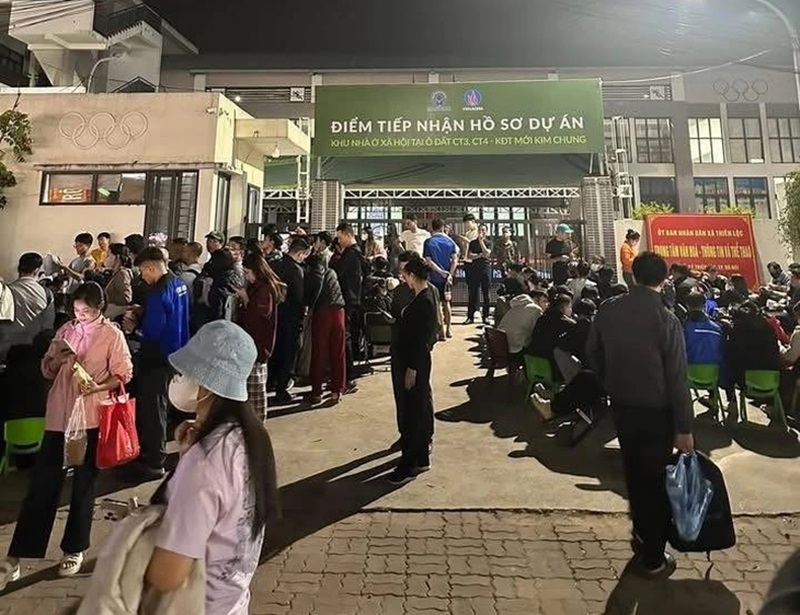 Hàng nghìn người đội mưa, xếp hàng chờ lượt