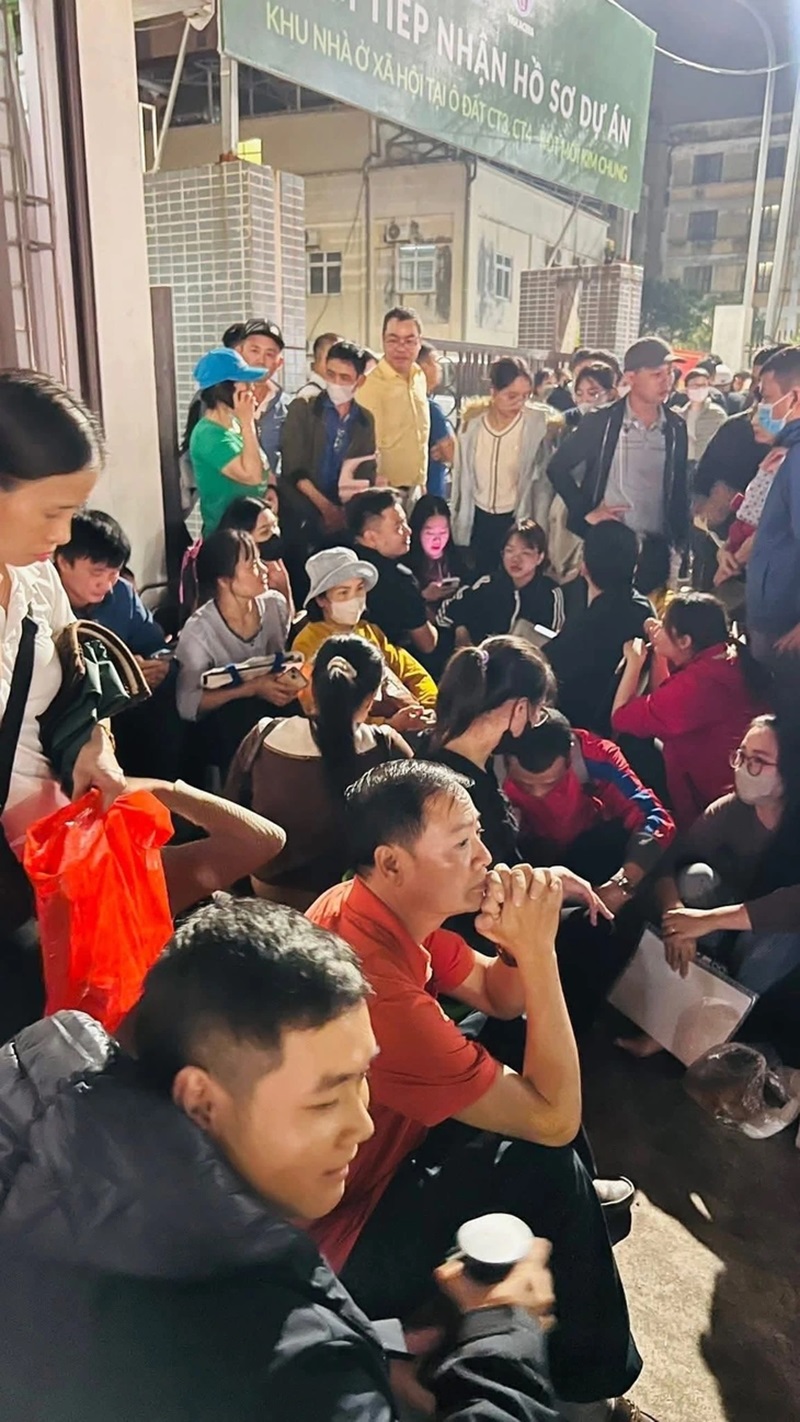 Hàng nghìn người đội mưa, xếp hàng chờ lượt