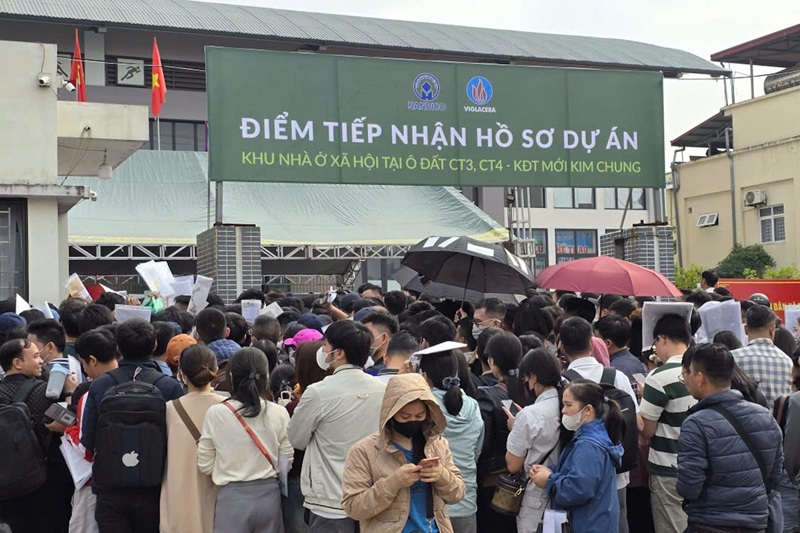 Cảnh tượng lộn xộn do trời mưa và số lượng người quá đông