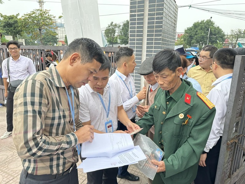 Một “cuộc đua” hồ sơ và hy vọng